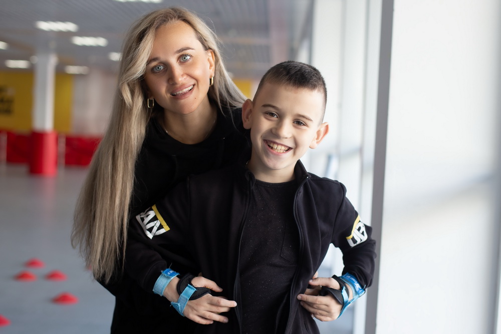 Харюк Рина с сыном Дмитрием, который занимается по программе комплексной реабилитации личности «Лига Мечты».jpg